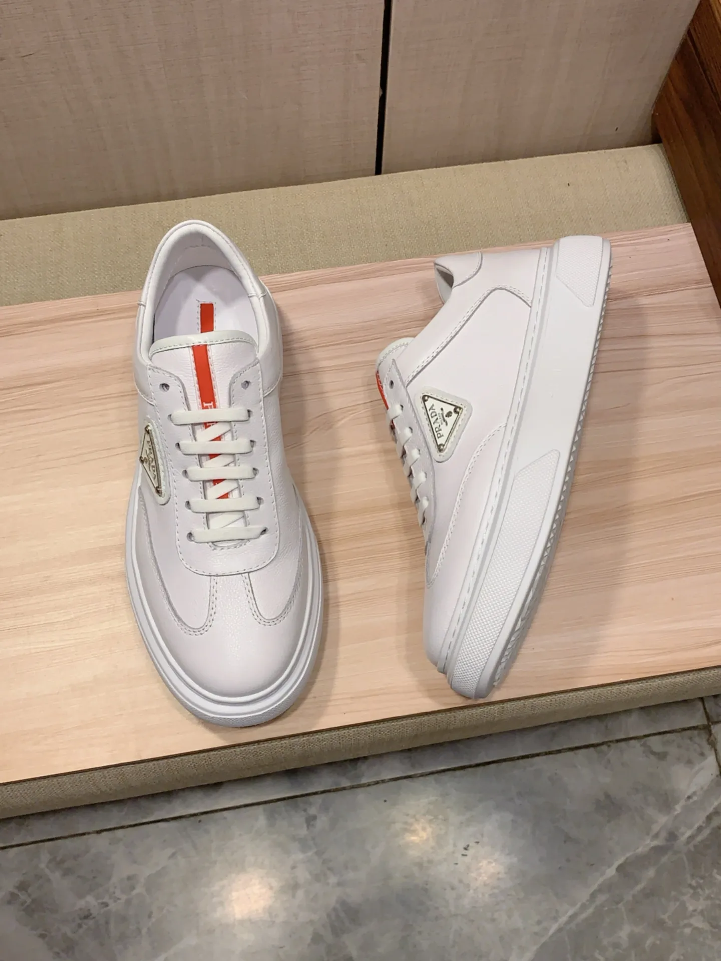 New model: Factory price: 460💰💰🎩🎩[Lightning][Lightning] "Prada Men's Shoes 💰pRADA*" The latest and most popular casual shoes, top brands [seduce] luxury~purchase, top~quality. [Strong] The upper is made of imported breathable and polished cowhide material ➕ Breathable sheepskin feet (•) with fine workmanship. The original stylish and stylish soft rubber wear-resistant and non-slip outsole is light and comfortable on the feet. The real thing looks better when photographed in person. 0186: code: 38-44, 4️⃣ colors selected